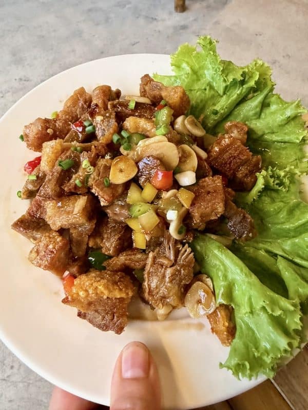 Moo Krob Prik Kua
Crispy pork belly tossed with garlic and chilies